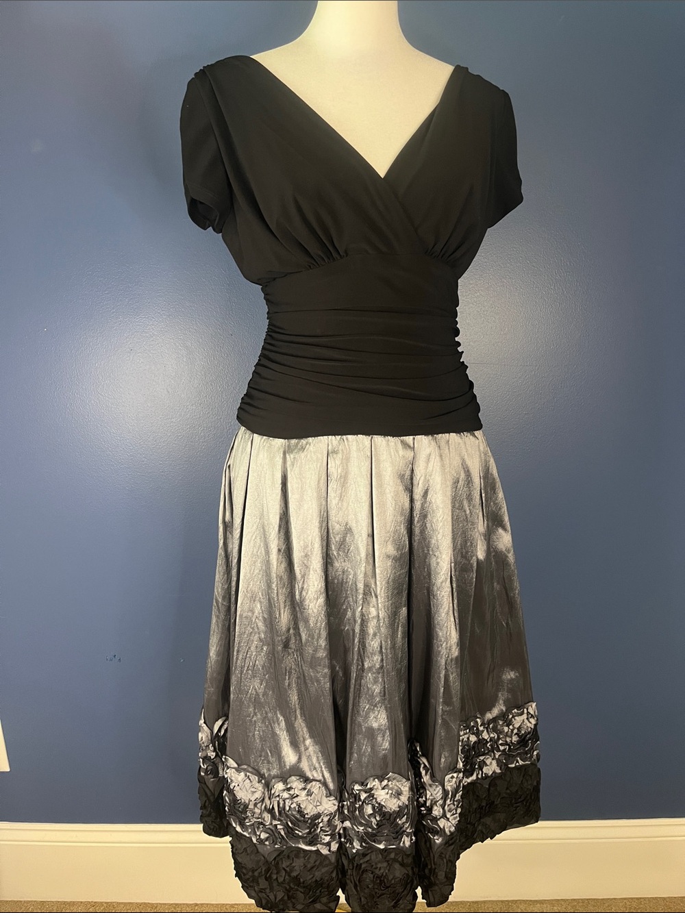 S.L.Fashions, elegant dress w black V-Neck ruched bodice silver skirt Floral Hem